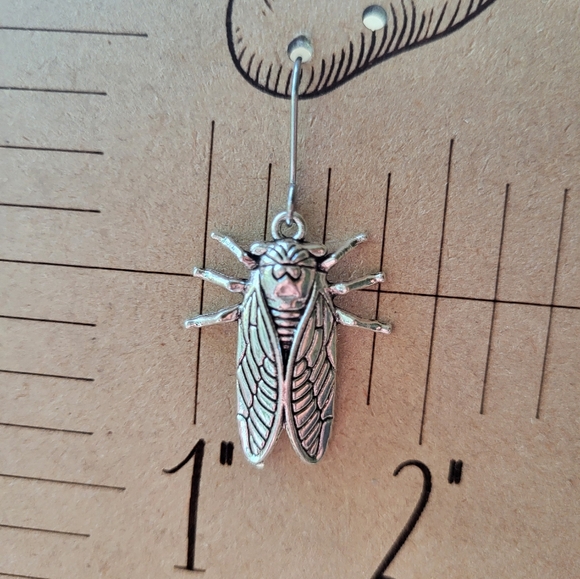 Silvertone cicada dangle earrings - Picture 5 of 8
